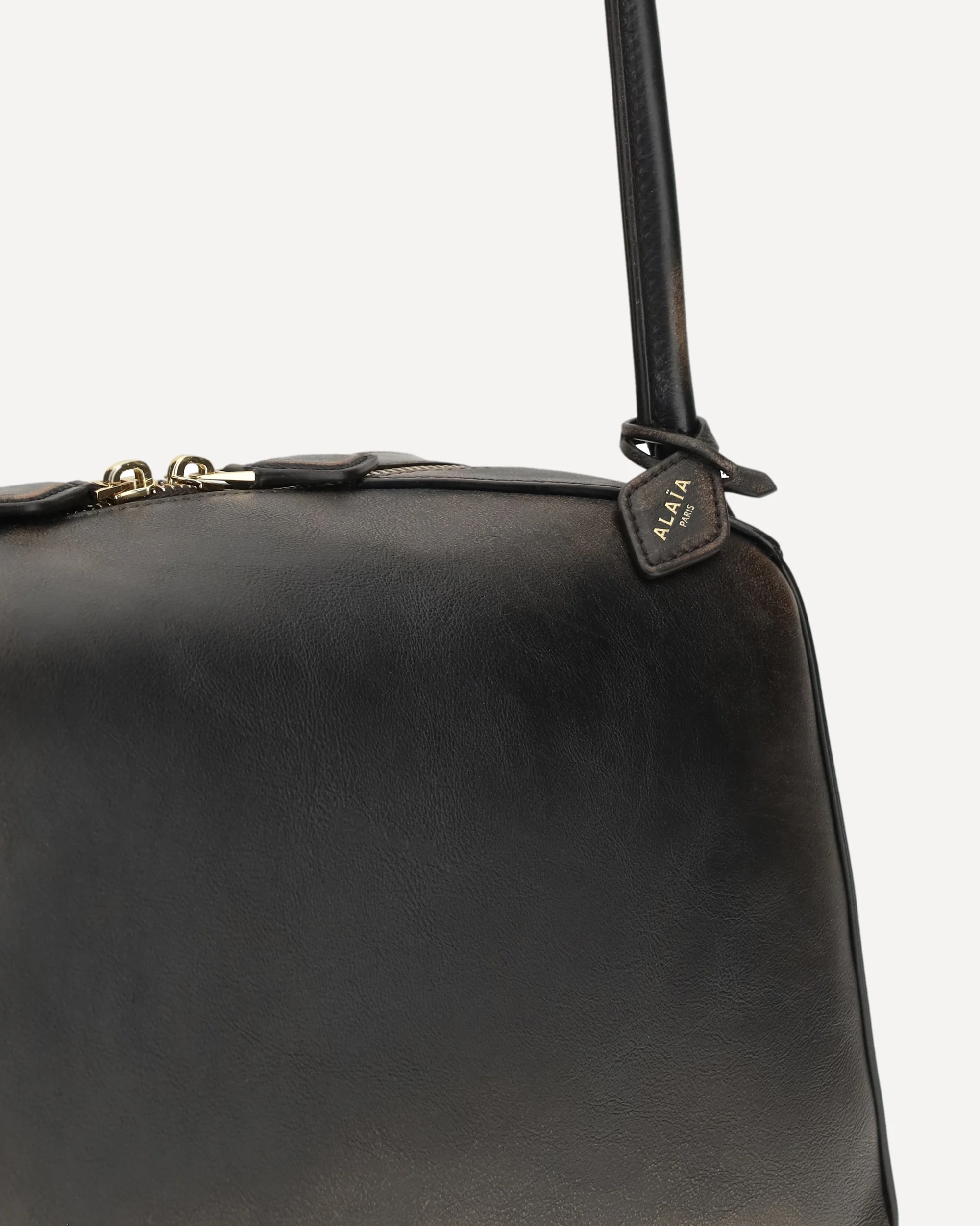 Le Bouledogue Shoulder Bag in aged leather - Image 6